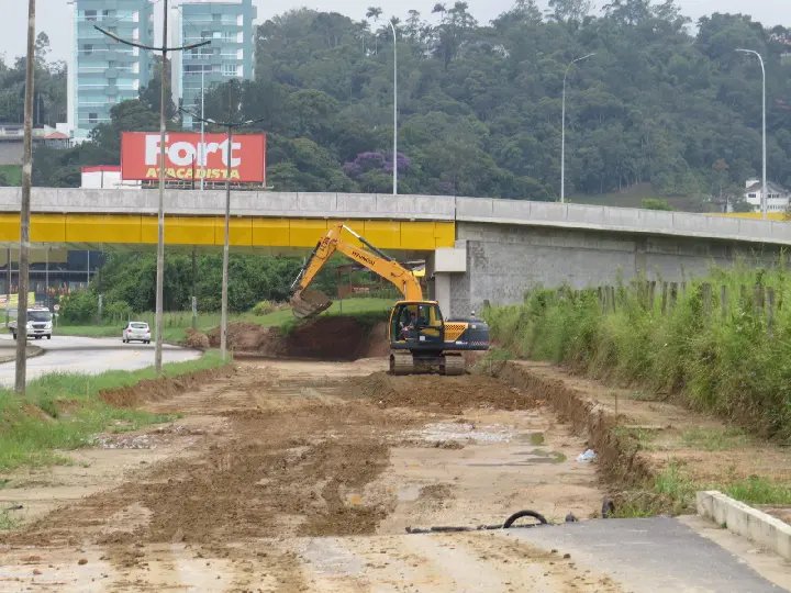 Vias de acesso da Ponte Arquiteta Andréa Volkmann continuam avançando