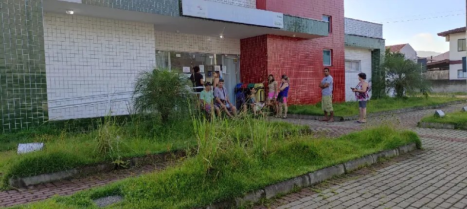 Fila na madrugada e mato na UBS, reclamam moradores