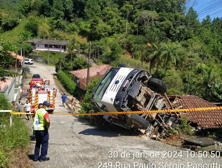 URGENTE Caminhão cai sobre casa e atinge mulher e criança
