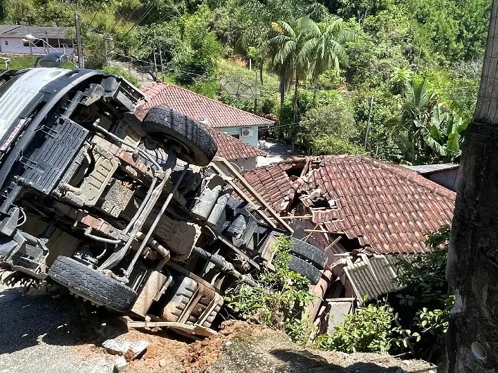 (VÍDEO) Saiba detalhes do caminhão que caiu sobre casa