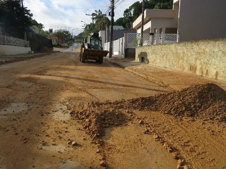 Rua João XXIII recebe limpeza após fortes chuvas