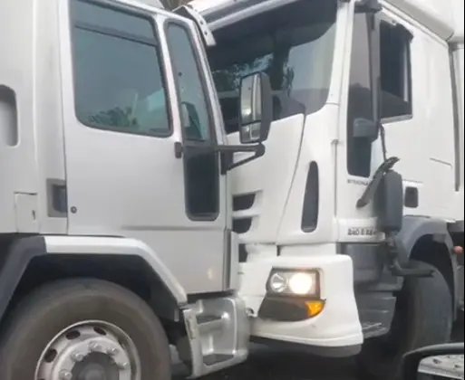 Motorista de caminhão mudou de faixa para evitar batida em outros carros 
