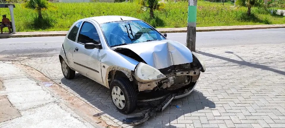 Idoso passa mal no carro e atinge poste em Brusque 