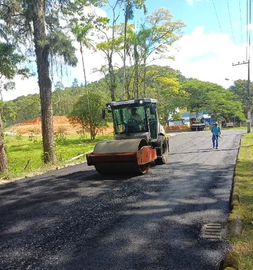 Trecho da rua David Hort recebe melhoria no asfalto 