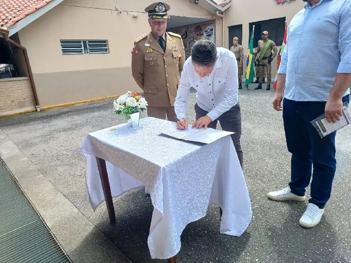 Samae entrega as chaves de um carro 0KM à Polícia Militar
