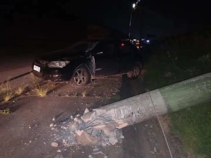 Carro colide contra poste na rodovia Antônio Heil