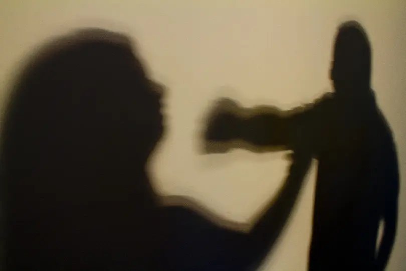 Homem agride a irmã e é denunciado pela mãe