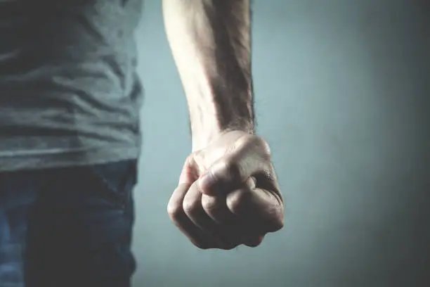 Idoso é roubado e agredido dentro da própria casa