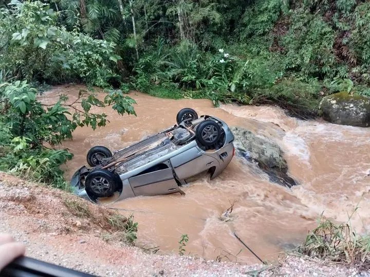 Carro sai da pista e despenca em ribeirão em Brusque 