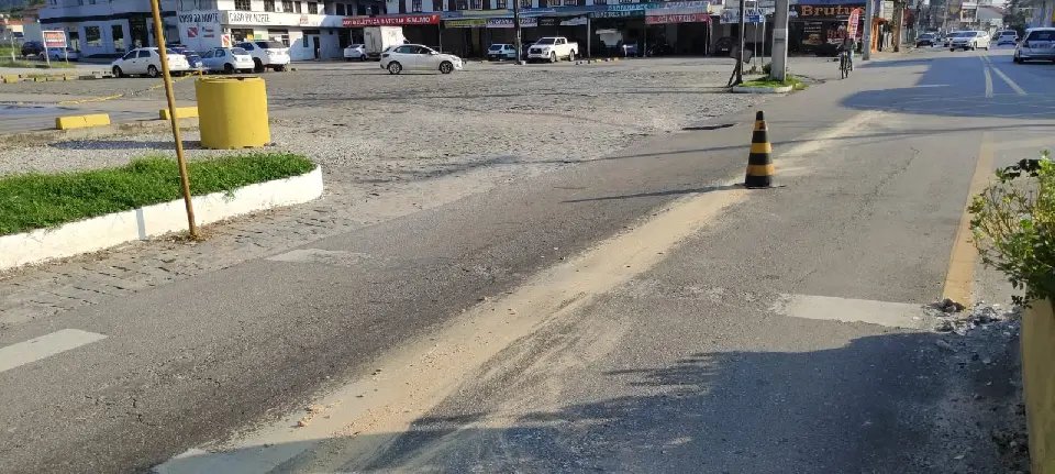 Caminhão derrama óleo e deixa pista perigosa