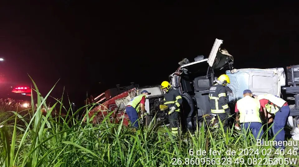 Caminhão capota na rodovia e deixa vítima presa nas ferragens 