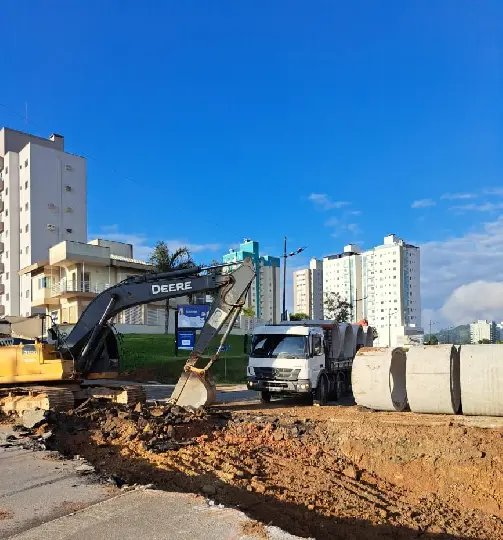 Obras da Victor Meirelles prosseguem com escavação na rua Pomerode