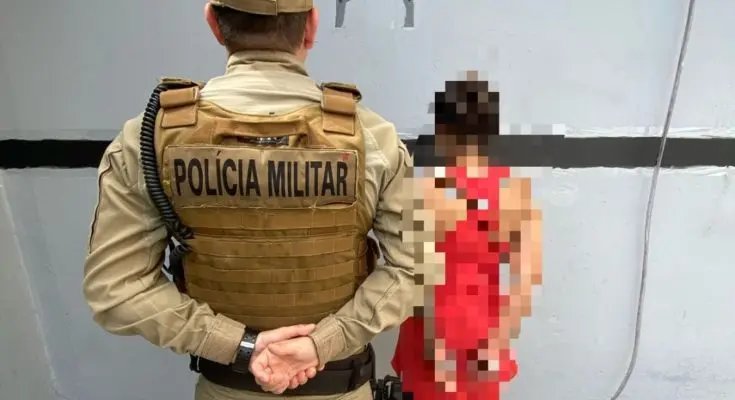 Mulher flagra marido na cama com outra e acaba presa por agressão 