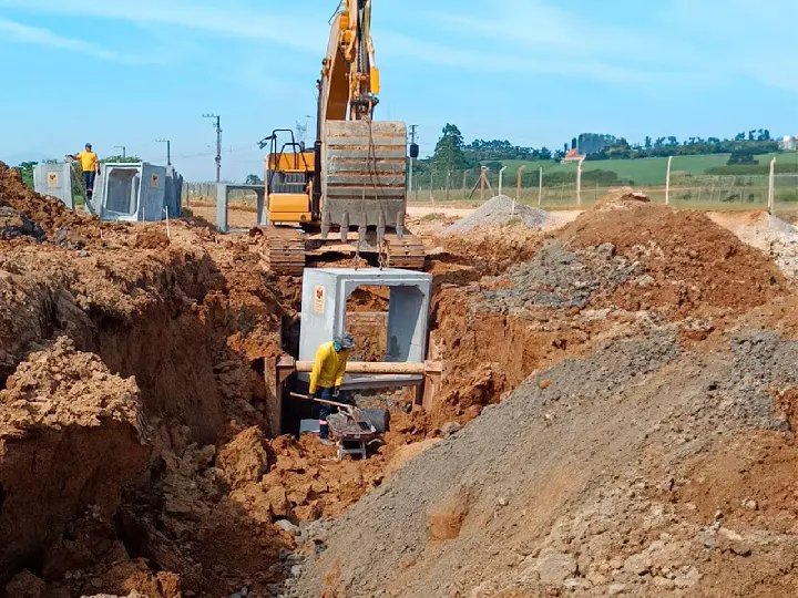 Confira como estão as obras na rua Abraão de Souza e Silva