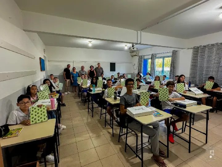 Prefeitura distribui novos kits de materiais escolares