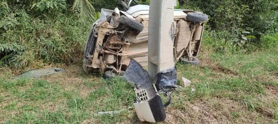 (URGENTE) Carro tomba depois de bater contra poste em Guabiruba