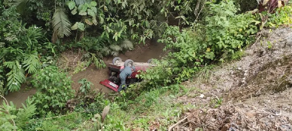 Carro sai da pista e despenca em ribeirão em Botuverá 