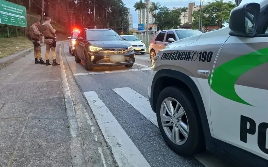 Jovem é preso com carro roubado no Centro de Brusque