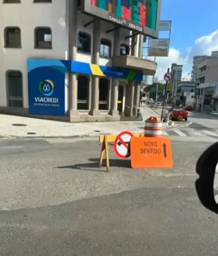 Sinalização no cruzamento no Centro se contradiz