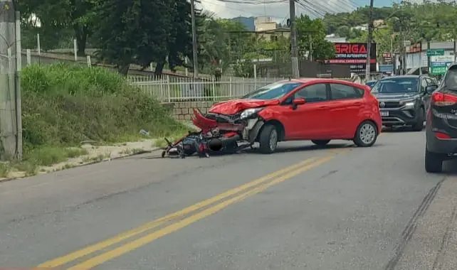 Colisão frontal deixa um ferido no bairro Águas Claras 