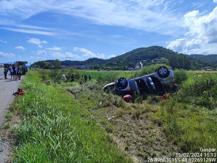 Dois carros capotam após acidente na BR-470, em Gaspar
