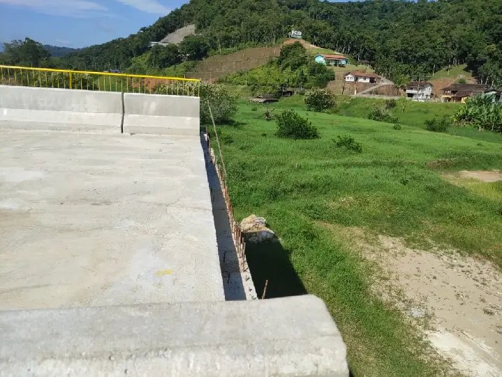 Sacos de cimento estragaram na obra da ponte no Rio Branco