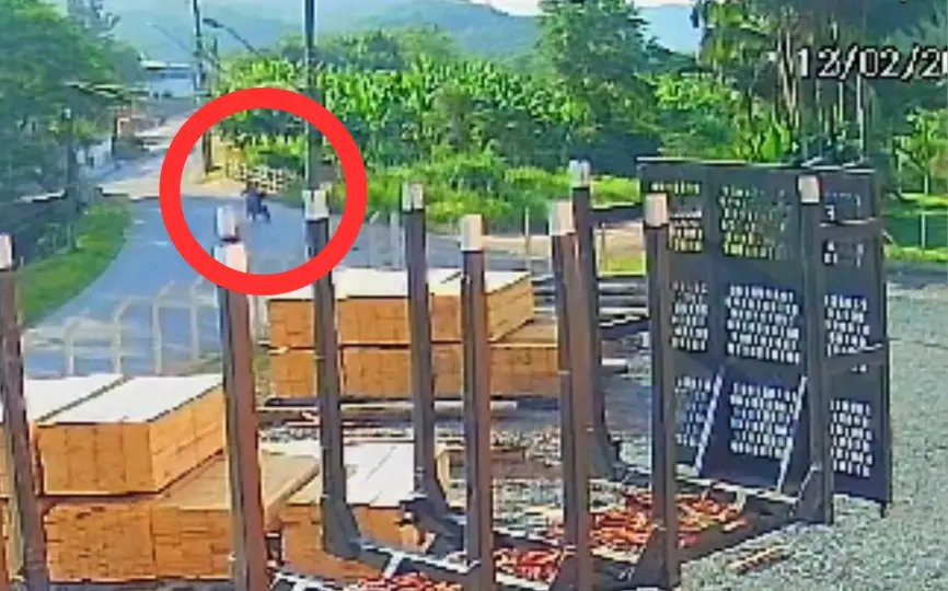 (VIDEO) Motociclista colide em mureta de ponte e cai em ribeirão