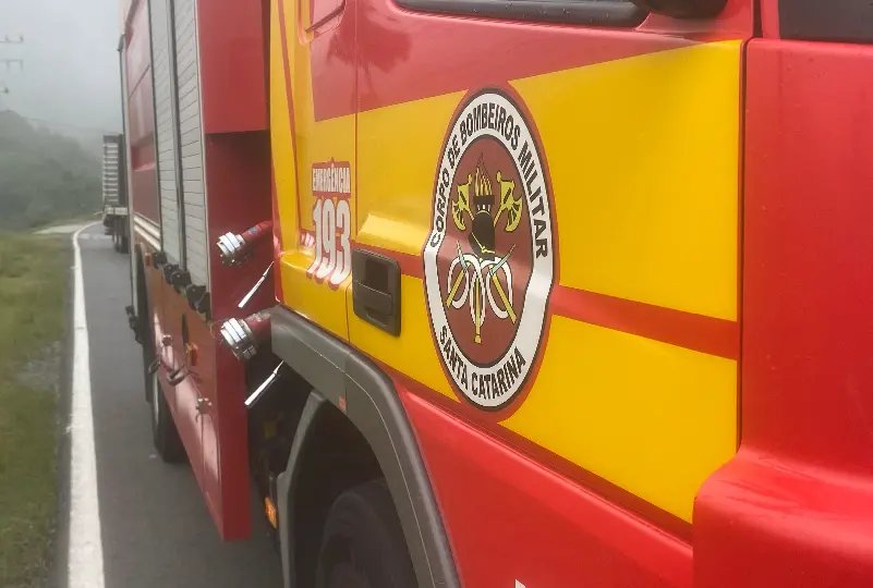 Três são hospitalizados após o telhado em que estavam desabar