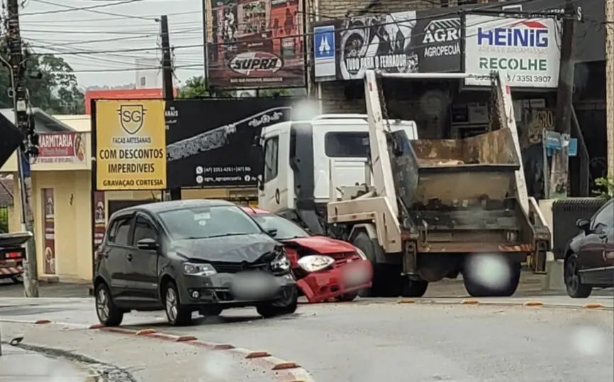 Colisão entre carros deixa trânsito lento no Steffen
