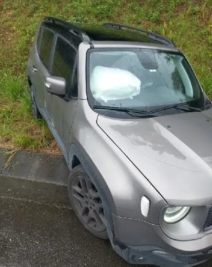 Carro sofre saída de pista na rodovia Antônio Heil 