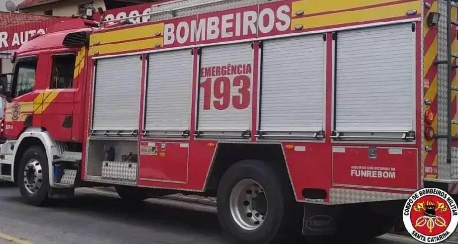 Princípio de incêndio atinge carro na Limeira Baixa