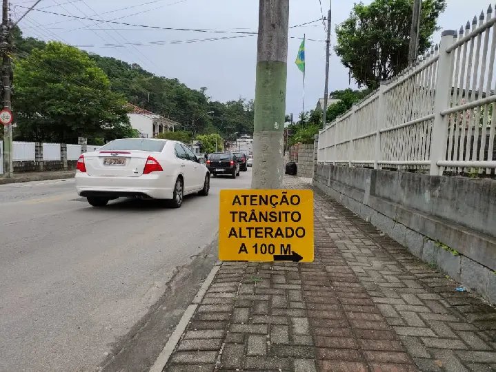Mudança feita e não sinalizada provoca 'caos' no trânsito