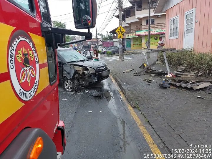 Saída de pista e colisão em abrigo de ônibus deixa mulher hospitalizada 