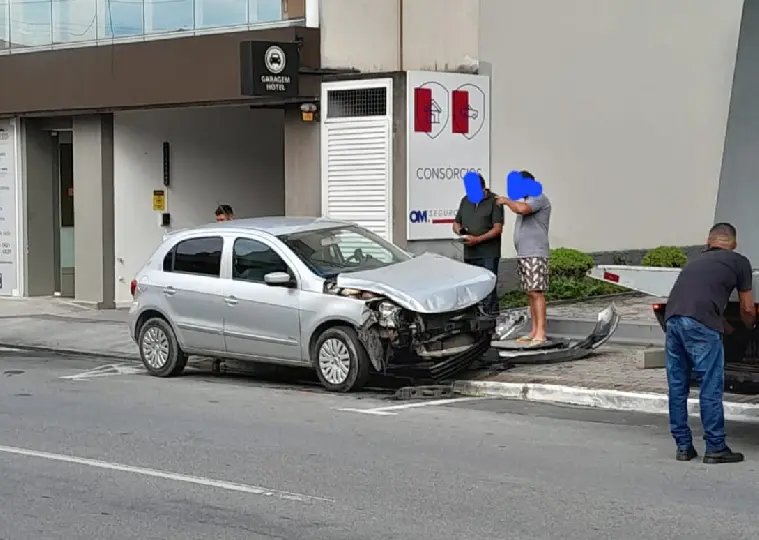 Acidente deixa carro destruído no Centro esta manhã 