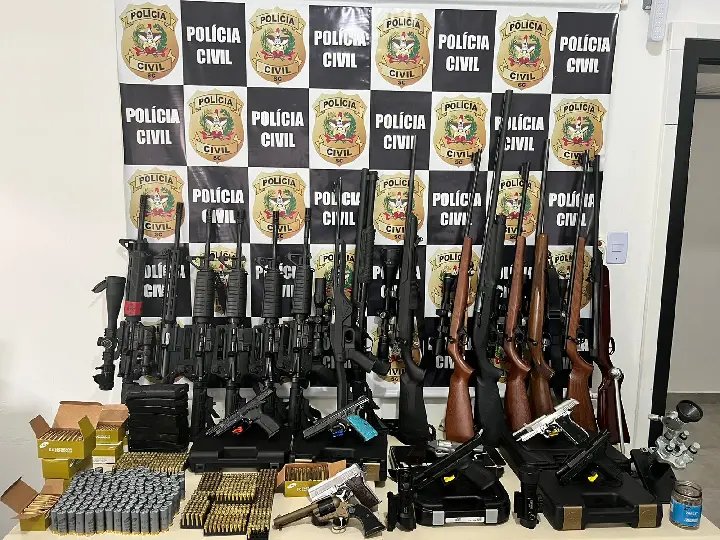 Megaoperação da Polícia Civil apreende 'arsenal de guerra' em Blumenau 