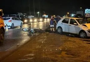 Motociclista bate contra carro e fica ferido na SC-410