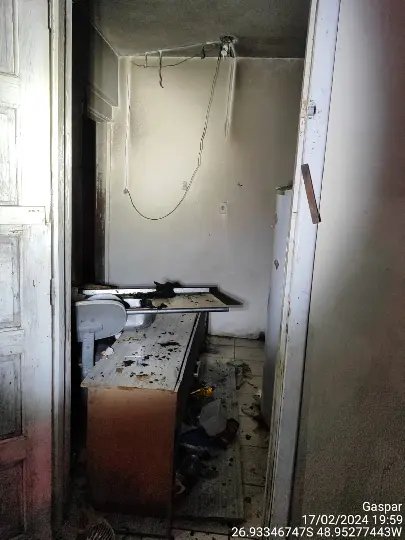 Incêndio atinge imóvel e morador é levado para hospital 