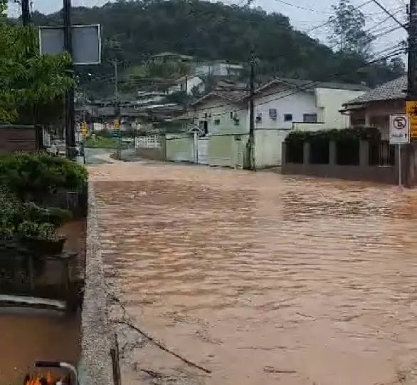 (VÍDEO) Chuva causa transtornos em vários bairros de Brusque
