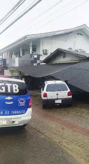 Carro bate contra estrutura de estabelecimento comercial