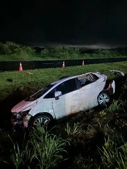 Saída de pista seguida de capotamento deixa quatro feridos