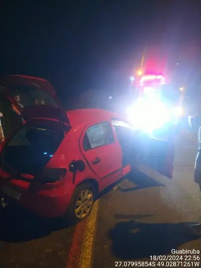 Carro perde controle e colide contra meio-fio em Guabiruba