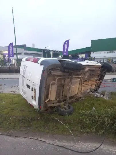 Carro sai da pista e colide em poste na Antônio Heil 