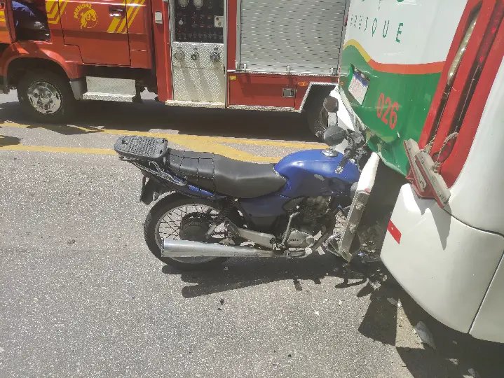 Motociclista acerta traseira de ônibus e fica gravemente ferido