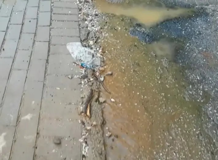 (VÍDEO) Buracos e esgoto a céu aberto incomodam moradores