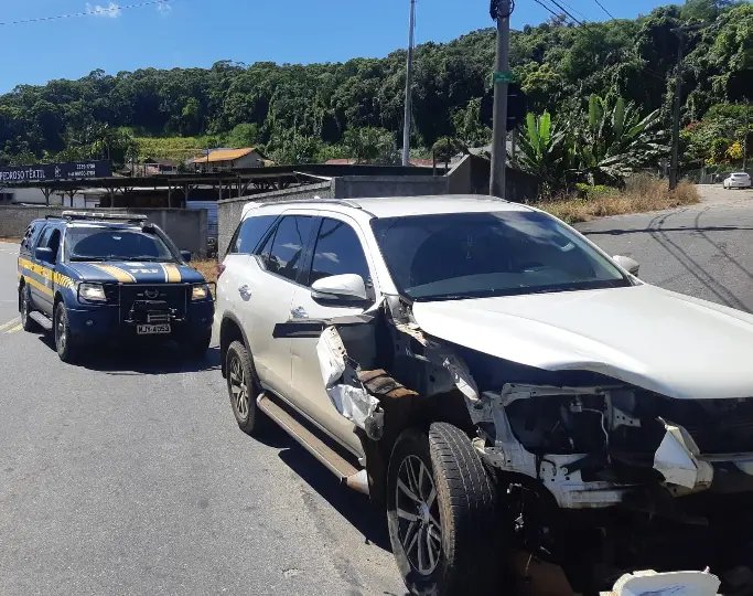 Procurado por feminicídio foge de abordagem é preso com carro roubado