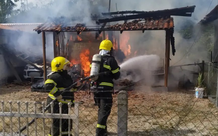 Casa de madeira é totalmente destruída por incêndio em Guabiruba 