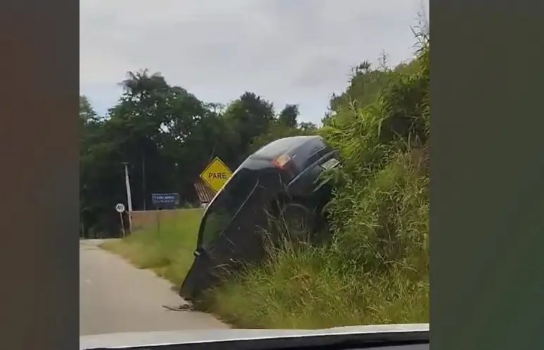 (VÍDEO) Carro amanheceu pendurado no barranco