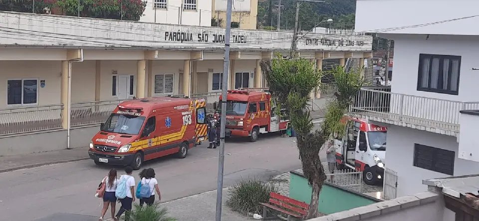(VÍDEO) Tentativa de ultrapassar caminhão acaba não dando certo