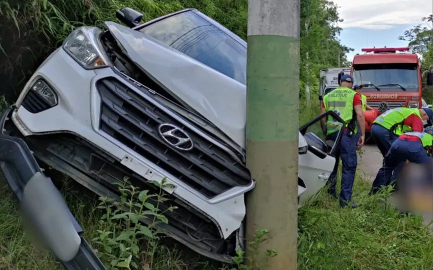 Carro bate contra poste e deixa um ferido em Brusque 