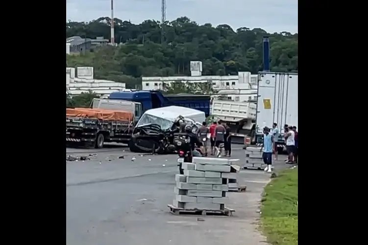 Colisão entre Van e caminhão deixa homem ferido